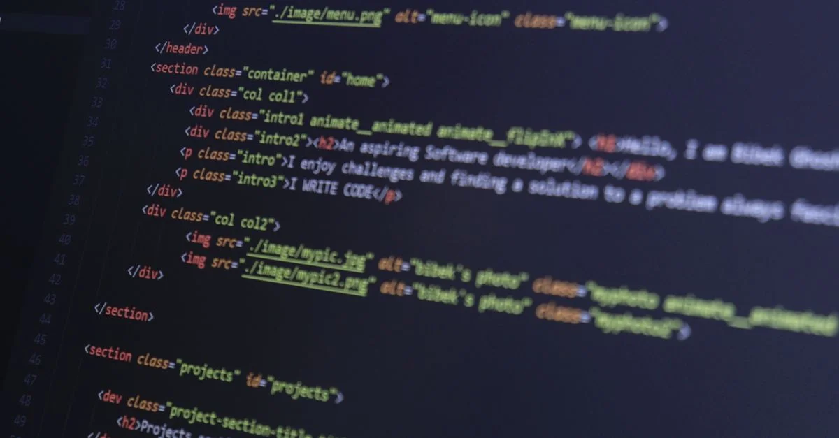 Code HTML et CSS sur un moniteur d'ordinateur, mettant en avant le développement web et la programmation.